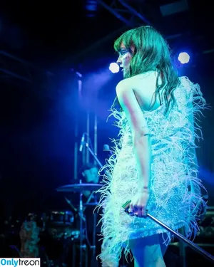 Lauren Mayberry / laurenevemayberry nude photo #0786
