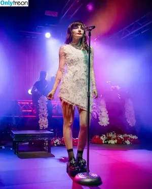 Lauren Mayberry / laurenevemayberry nude photo #0789
