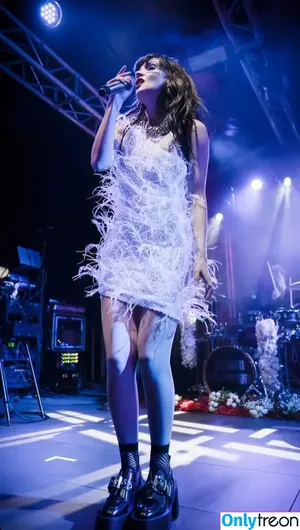Lauren Mayberry / laurenevemayberry nude photo #0790