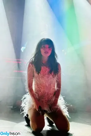 Lauren Mayberry / laurenevemayberry nude photo #0794