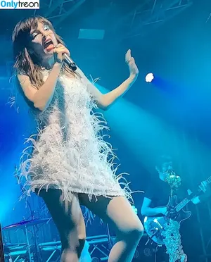 Lauren Mayberry / laurenevemayberry nude photo #0795