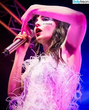 Lauren Mayberry / laurenevemayberry nude photo #0797