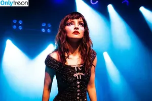 Lauren Mayberry / laurenevemayberry nude photo #0802