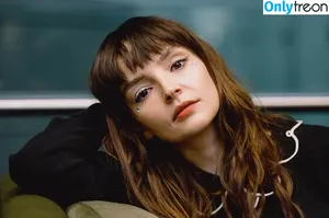 Lauren Mayberry / laurenevemayberry nude photo #0812