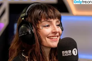 Lauren Mayberry / laurenevemayberry nude photo #0813