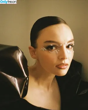 Lauren Mayberry / laurenevemayberry nude photo #0817