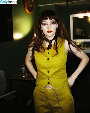 Lauren Mayberry / laurenevemayberry nude photo #0818