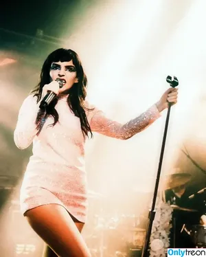 Lauren Mayberry / laurenevemayberry nude photo #0823