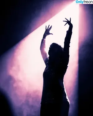 Lauren Mayberry / laurenevemayberry nude photo #0825
