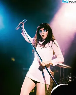 Lauren Mayberry / laurenevemayberry nude photo #0826