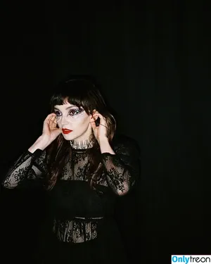 Lauren Mayberry / laurenevemayberry nude photo #0832