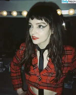 Lauren Mayberry / laurenevemayberry nude photo #0833