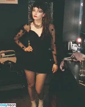 Lauren Mayberry / laurenevemayberry nude photo #0834