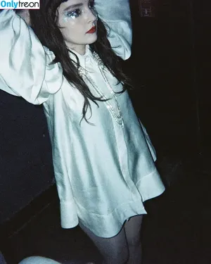 Lauren Mayberry / laurenevemayberry nude photo #0836
