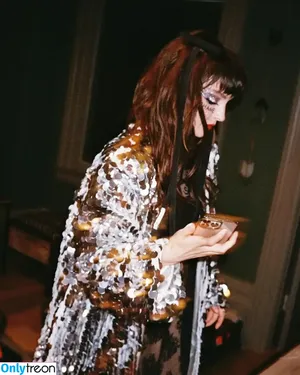 Lauren Mayberry / laurenevemayberry nude photo #0839