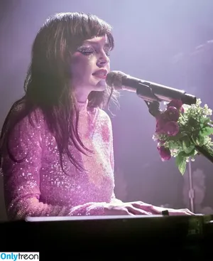 Lauren Mayberry / laurenevemayberry nude photo #0841