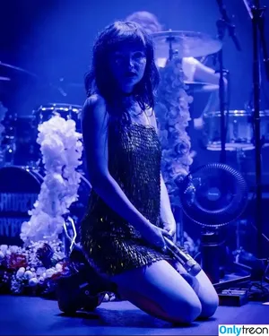 Lauren Mayberry / laurenevemayberry nude photo #0843