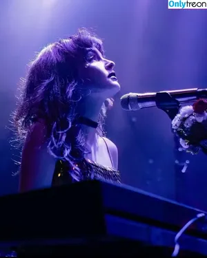 Lauren Mayberry / laurenevemayberry nude photo #0847