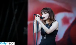 Lauren Mayberry / laurenevemayberry nude photo #0850