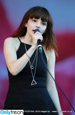 Lauren Mayberry / laurenevemayberry nude photo #0854