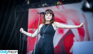 Lauren Mayberry / laurenevemayberry nude photo #0855