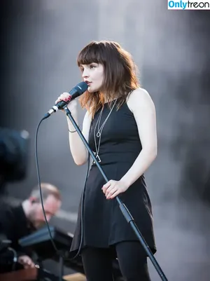 Lauren Mayberry / laurenevemayberry nude photo #0856