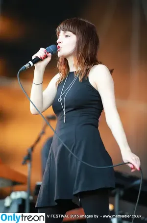 Lauren Mayberry / laurenevemayberry nude photo #0858