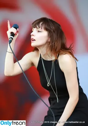 Lauren Mayberry / laurenevemayberry nude photo #0860