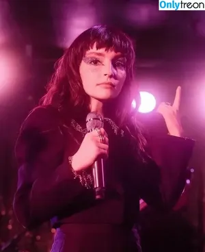 Lauren Mayberry / laurenevemayberry nude photo #0866