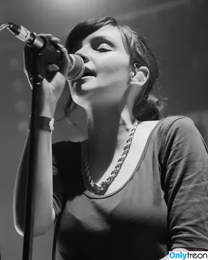 Lauren Mayberry / laurenevemayberry nude photo #0881