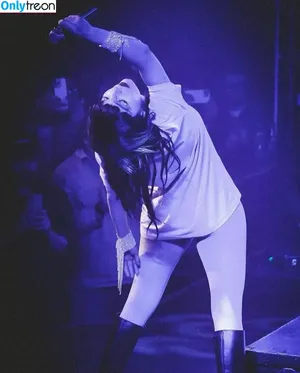 Lauren Mayberry / laurenevemayberry nude photo #0888