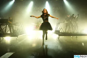 Lauren Mayberry / laurenevemayberry nude photo #0890