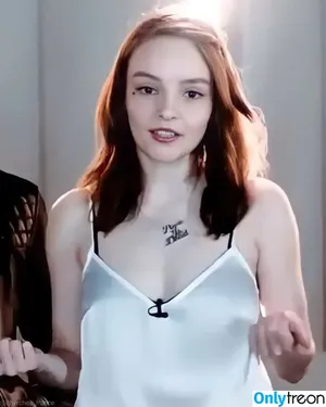 Lauren Mayberry / laurenevemayberry nude photo #0893