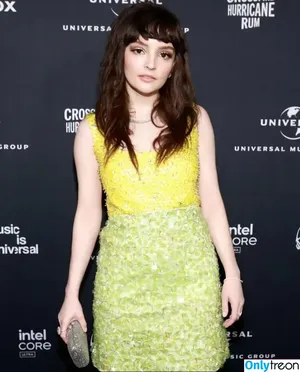 Lauren Mayberry / laurenevemayberry nude photo #0909