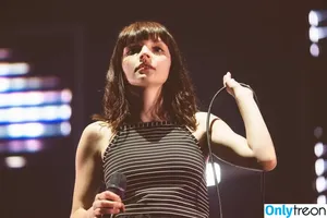 Lauren Mayberry / laurenevemayberry nude photo #0911