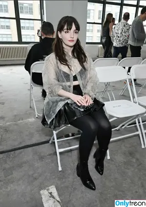 Lauren Mayberry / laurenevemayberry nude photo #0913