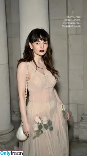 Lauren Mayberry / laurenevemayberry nude photo #0918