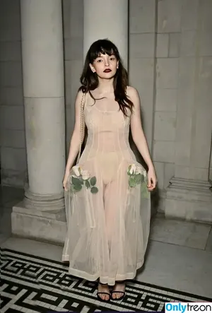 Lauren Mayberry / laurenevemayberry nude photo #0921