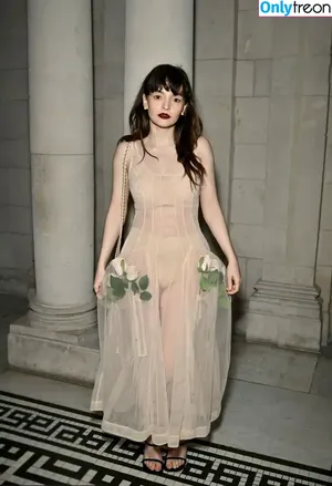Lauren Mayberry / laurenevemayberry nude photo #0922