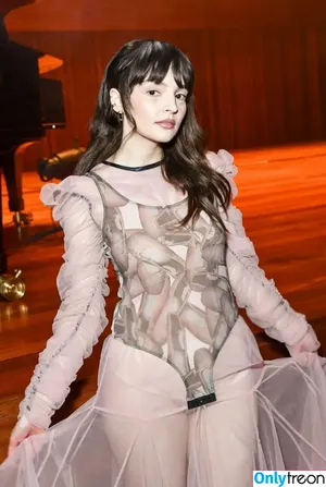 Lauren Mayberry / laurenevemayberry nude photo #0927