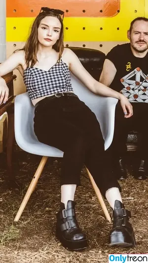 Lauren Mayberry / laurenevemayberry nude photo #0935