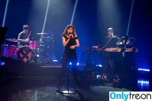 Lauren Mayberry / laurenevemayberry nude photo #0937