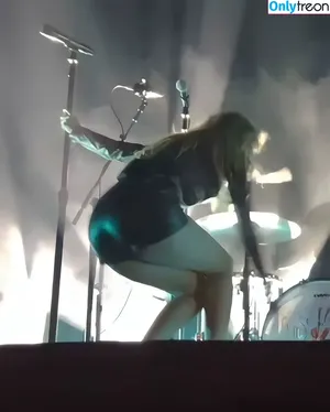 Lauren Mayberry / laurenevemayberry nude photo #0943