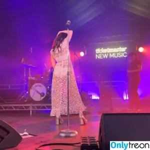 Lauren Mayberry / laurenevemayberry nude photo #0948