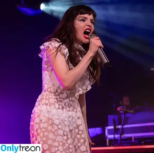 Lauren Mayberry / laurenevemayberry nude photo #0962