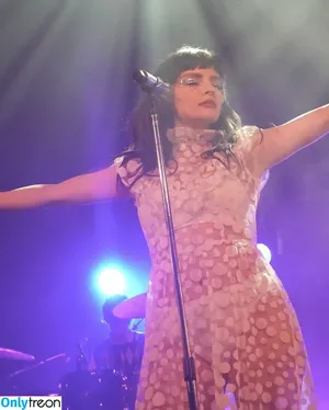Lauren Mayberry / laurenevemayberry nude photo #0964