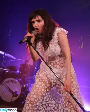 Lauren Mayberry / laurenevemayberry nude photo #0969