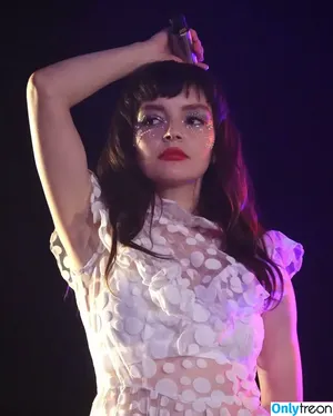 Lauren Mayberry / laurenevemayberry nude photo #0970