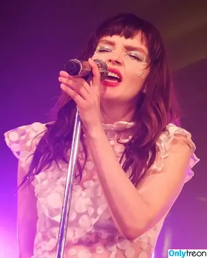 Lauren Mayberry / laurenevemayberry nude photo #0971
