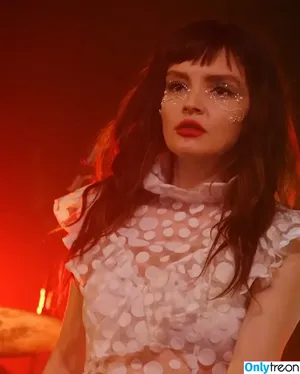 Lauren Mayberry / laurenevemayberry nude photo #0974